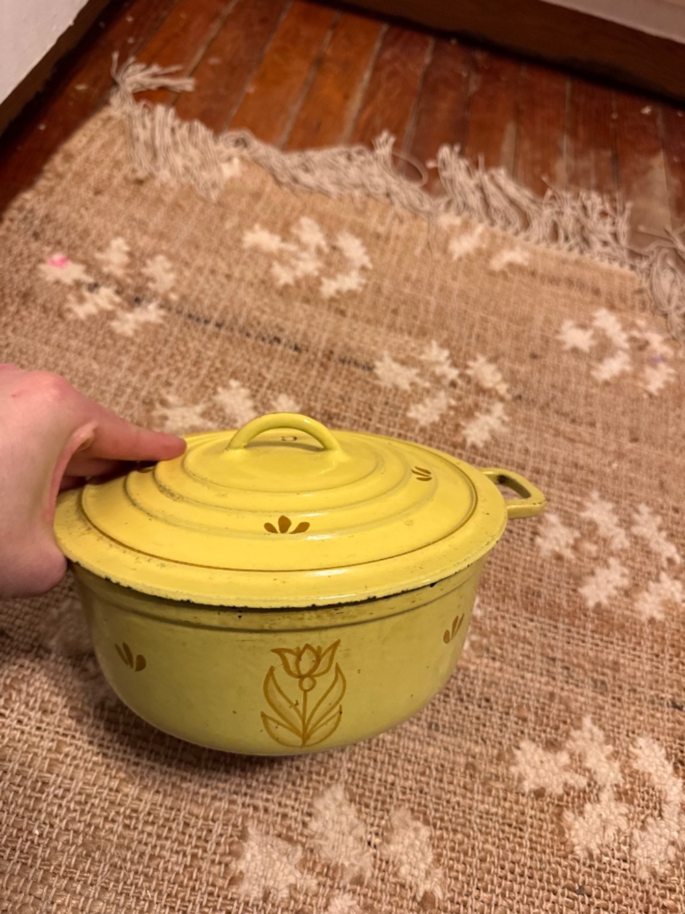 vintage DRU Holland enameled cast iron Dutch oven, featuring a distinctive tulip